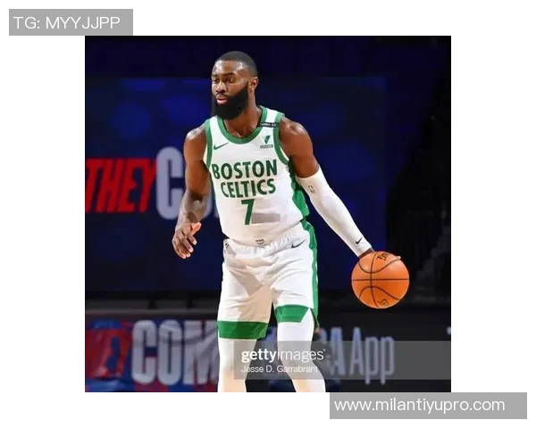 杰伦布朗首节低迷次节回暖上半场狂砍19分展现强大实力