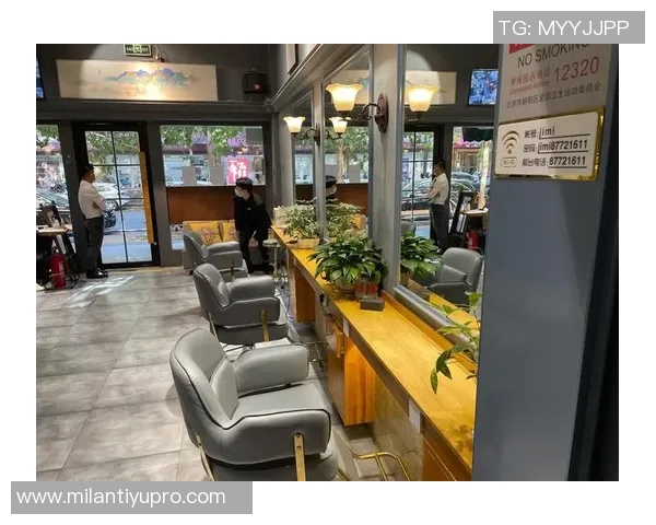 理发师宣岳鑫加盟上海海港前特意剪发展现新形象